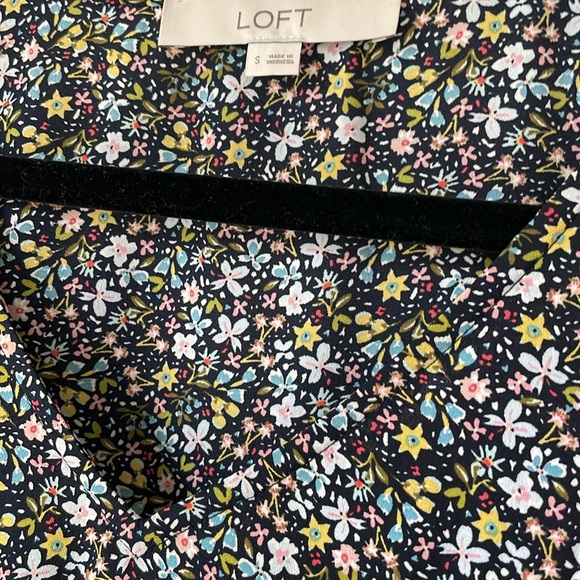 Loft size S navy floral print long sleeve v neck blouse with cuff sleeves. - Picture 2 of 8